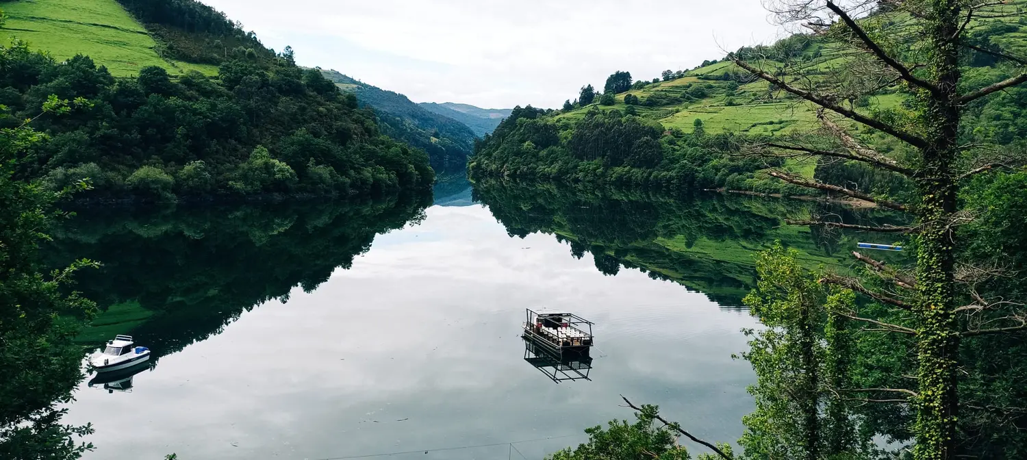 El río Navia entre montes verdes