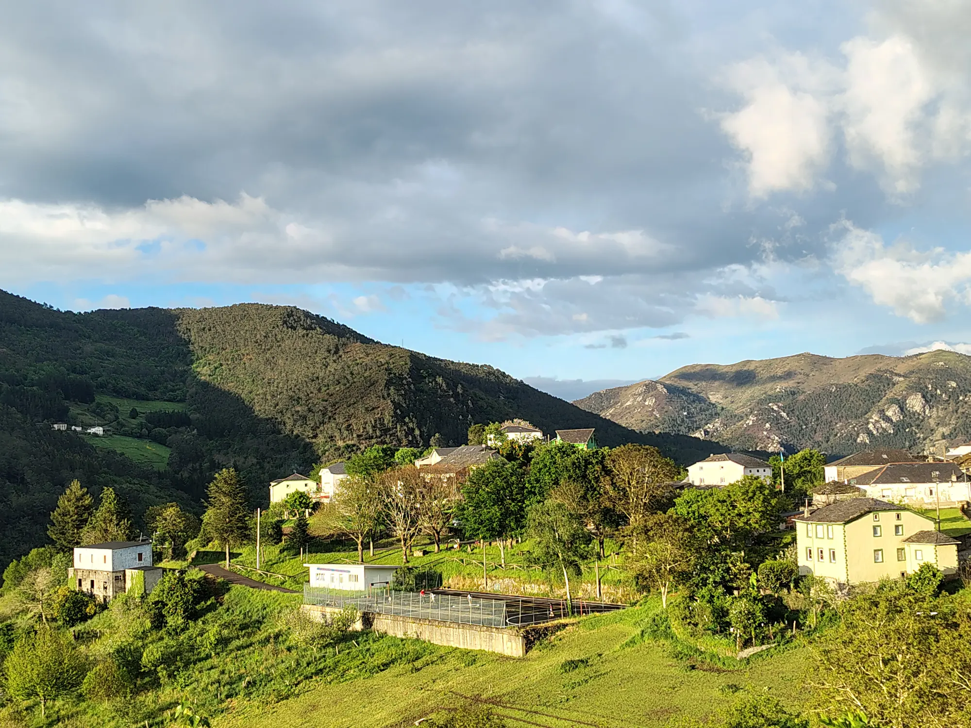 El valle y las montañas del occidente asturiano